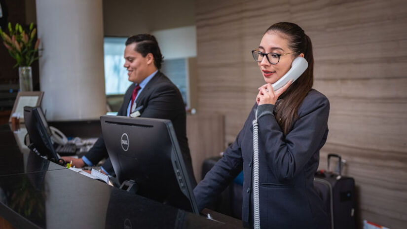 role description for receptionist in hotel in UAE