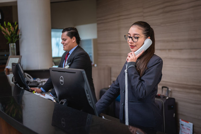 role description for receptionist in hotel in UAE